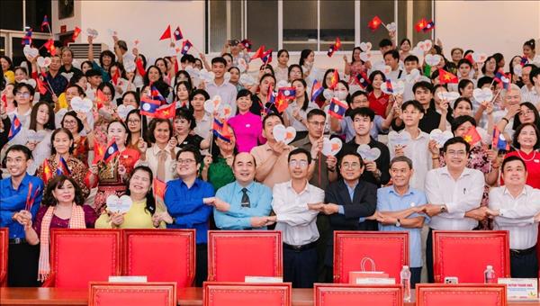 ມີ​ນັກ​ສຶກ​ສາ ລາວ ແລະ ກຳ​ປູ​ເຈຍ ກວ່າ 170 ຄົນ ທີ່​ຮ່ຳ​ຮຽນ​ຢູ່​ນະ​ຄອນ ໂຮ່​ຈີ​ມິນ ໄດ້​ຮັບ​ເປັນ​ ລູກລ້ຽງ​ຂອງ​ຄອບ​ຄົວ ຫວ​ຽດ​ນາມ