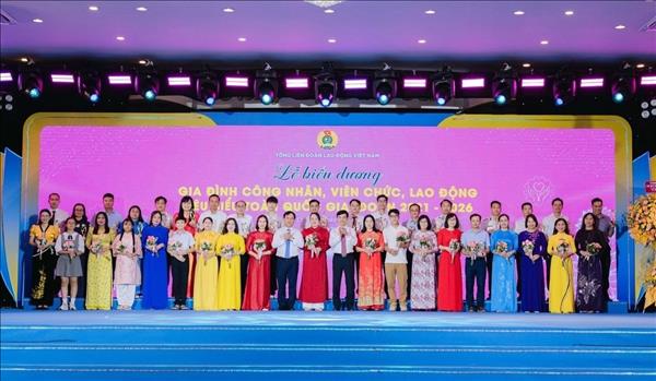 លើកតម្កើងគ្រួសារកម្មករនិងនិយោជិតឆ្នើមទូទាំងប្រទេសចំនួន ៩៥ នាក់