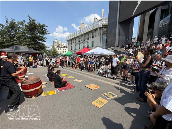 À Paris, un rassemblement réclame justice pour les victimes de lagent orange et du chlordécone