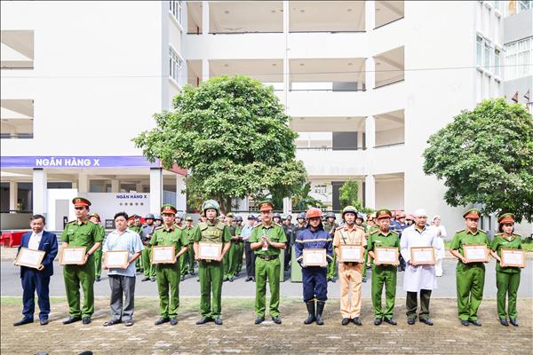 Diễn tập thực binh xử lý tình huống cướp ngân hàng, bắt giữ con tin