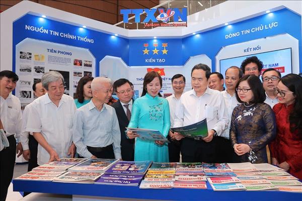 Chủ tịch Quốc hội Trần Thanh Mẫn thăm gian trưng bày tại Hội báo toàn quốc năm 2026