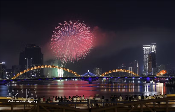 2026年岘港国际烟花节：德国队与中国澳门队烟花在瀚江夜空华丽绽放