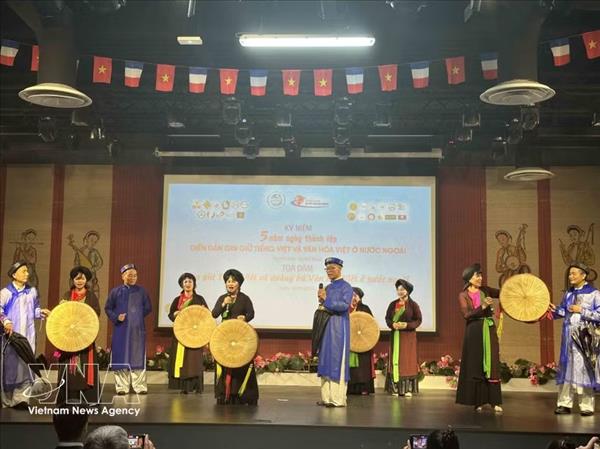Paris forum discusses ways to boost Vietnamese language teaching worldwide
