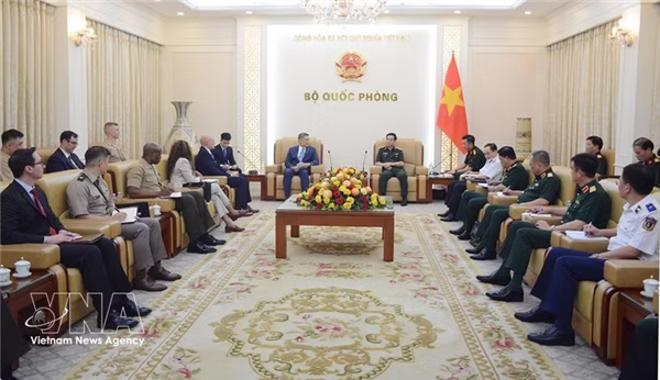 Rencontre entre le ministre vietnamien de la Défense et le sous-secrétaire à la Marine des États-Unis