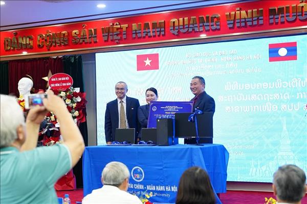 Hỗ trợ nâng cao năng lực cho cán bộ doanh nghiệp nhà nước Lào