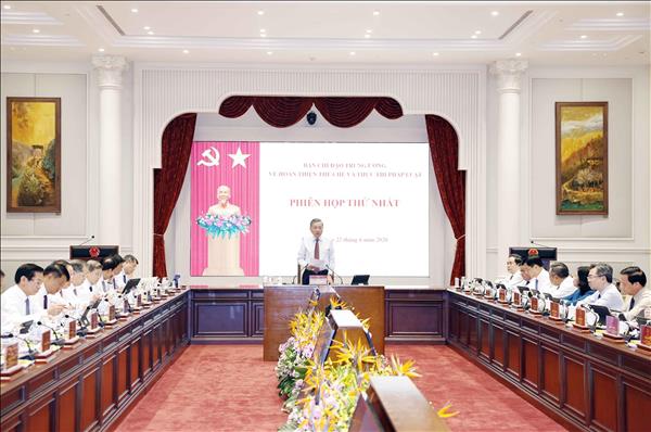 또 럼 당 서기장-국가주석, 제도 완비 및 법 집행을 위한 중앙지도위원회 제1차 회의 참석