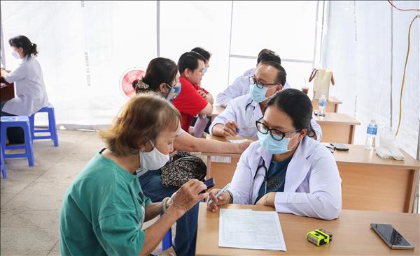 Khám sức khỏe miễn phí định kỳ: Xây lá chắn bảo vệ sức khỏe cộng đồng