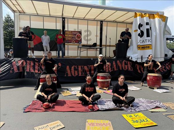 À Paris, un rassemblement réclame justice pour les victimes de lagent orange et du chlordécone