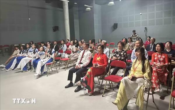 ອະນຸລັກຮັກສາພາສາ ຫວຽດ ແລະ ວັດທະນະທຳ ຫວຽດນາມ ຢູ່ຕ່າງປະເທດ