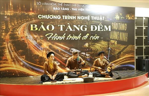 ຍາມກາງ​ຄືນ​ທີ່​ຫໍ​ພິ​ພິ​ທະ​ພັນ ຢູ່ແຄມຝັ່ງ​ອ່າວ​ຮະ​ລອງ - ​ມໍ​ລະ​ດົກໂລກ