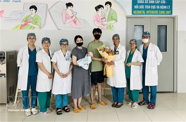 Une fillette née en situation de prématurité extrême sauvée à Da Nang