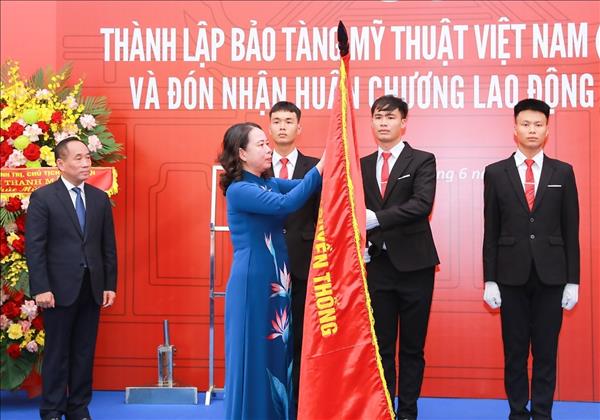 Phó Chủ tịch nước Võ Thị Ánh Xuân trao Huân chương Lao động hạng Ba tặng Bảo tàng Mỹ thuật Việt Nam