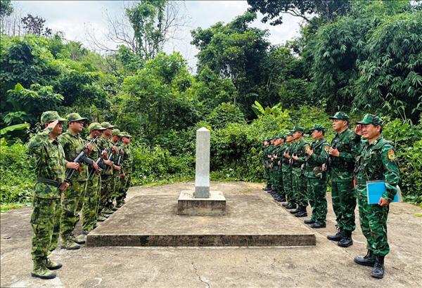 Tuần tra song phương trên biên giới Việt - Lào