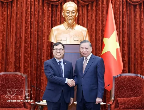 Máximo dirigente vietnamita recibe al embajador saliente de Corea del Sur