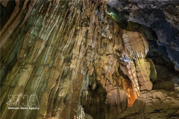 Descubren impresionante cueva en Vietnam con formaciones geológicas excepcionales