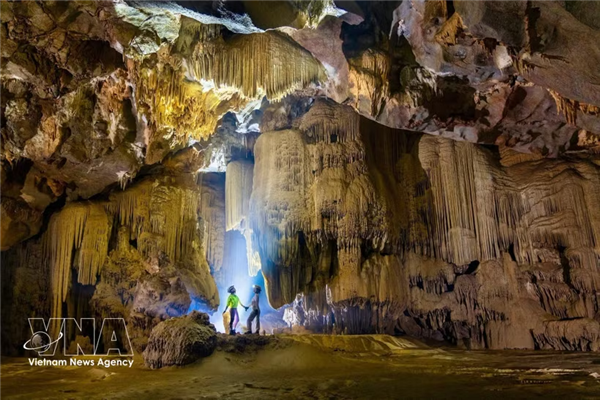 Descubren impresionante cueva en Vietnam con formaciones geológicas excepcionales
