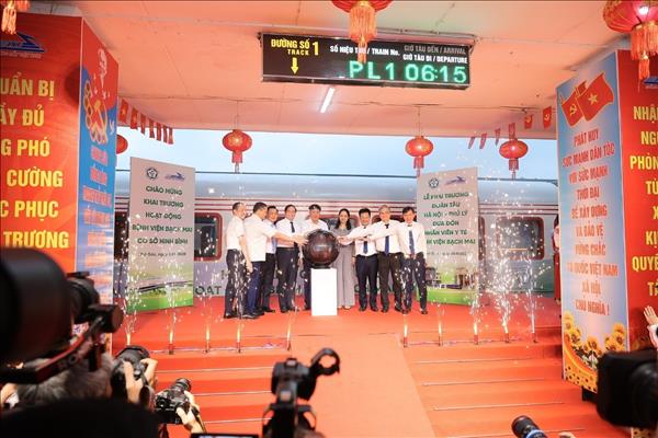 Chính thức vận hành đôi tàu kết nối 2 cơ sở Bệnh viện Bạch Mai