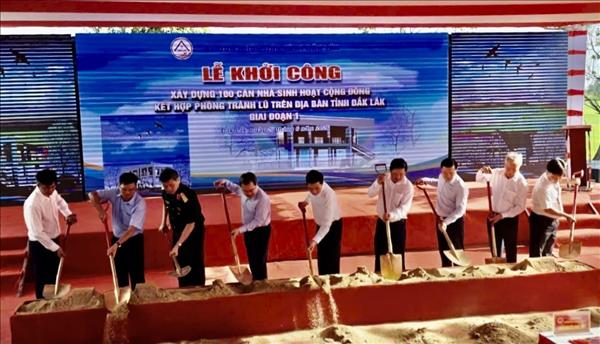 ເລີ່​ມ​ລົງ​ມື​ກໍ່​ສ້າງ​ໂຄງ​ການຫໍ​ຊຸມ​ຊົນ ຕ້ານ​ນ້ຳ​ຖ້ວມ 100 ຫຼັງ​