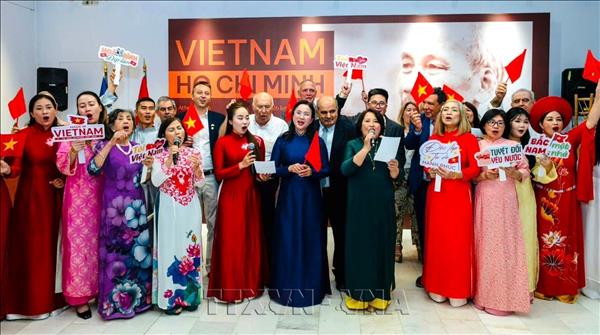Việt Nam – Hồ Chí Minh, từ nhà yêu nước đến biểu tượng giải phóng dân tộc