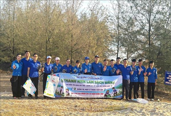 Tuổi trẻ Quảng Trị chung tay giữ màu xanh của biển
