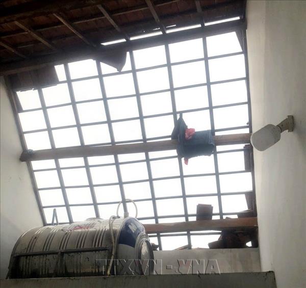 Quảng Ngãi: Mưa đá kèm lốc xoáy làm tốc mái​ nhiều nhà dân
