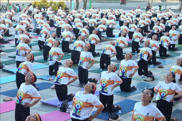 Ngày quốc tế Yoga lần thứ 12 - Sống khỏe theo năm tháng