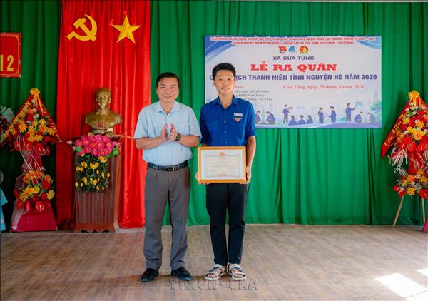 Biểu dương nam sinh dũng cảm cứu người bị đuối nước trên biển