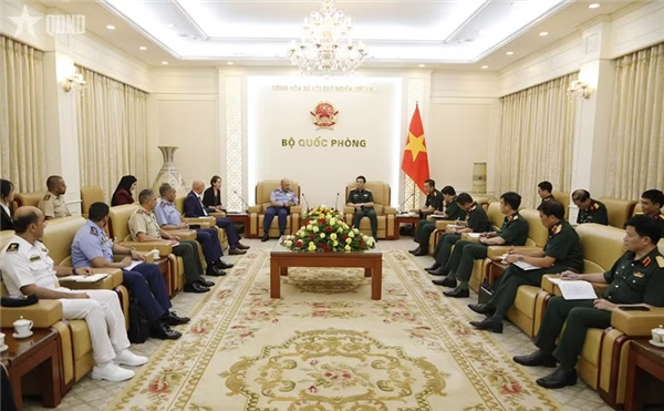 越南国防部长潘文江会见阿联酋国防部副部长：推动越阿防务合作迈上新台阶