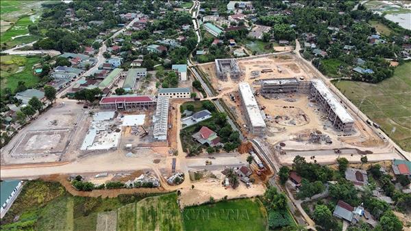 Vượt nắng mưa, tăng tốc xây trường nội trú liên cấp vùng biên