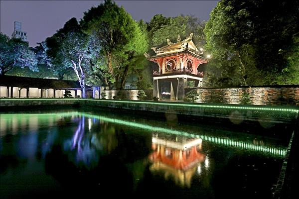 Đêm Văn Miếu lộng lẫy ánh đèn màu