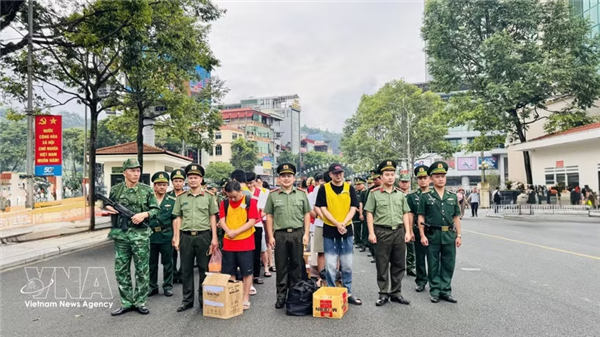 越南向中方移交19名跨境电信网络诈骗犯罪嫌疑人