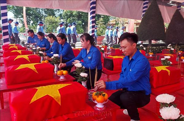 Đón 173 hài cốt liệt sĩ quân tình nguyện Việt Nam hy sinh tại Campuchia trở về với đất mẹ