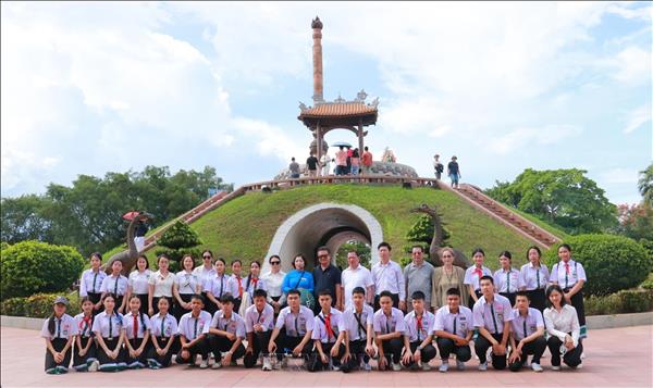 Vietnamese students in Laos pay tribute to war martyrs in Quang Tri