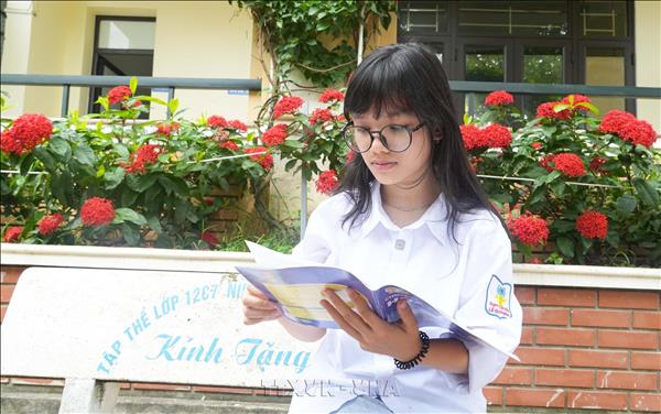 Cô bé mồ côi vượt khó trở thành thủ khoa toàn quốc khối A00