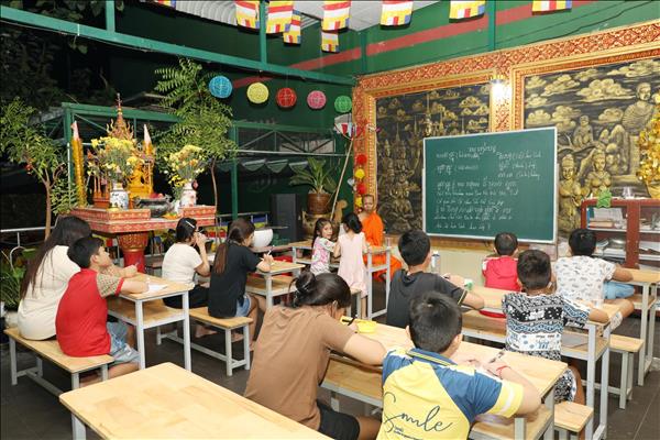 Lớp học dưới mái chùa Pothiwong