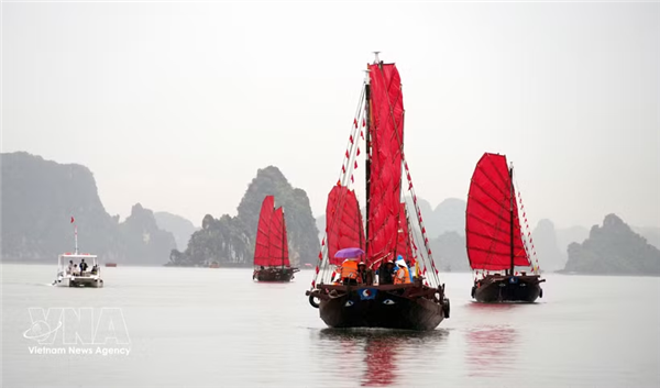 三舷船体验旅游产品亮相下龙湾