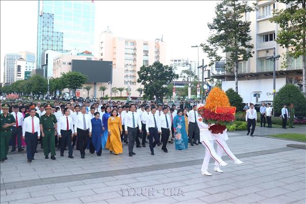 Ho Chi Minh City marks 50 years of bearing late Presidents name with flower offering ceremony