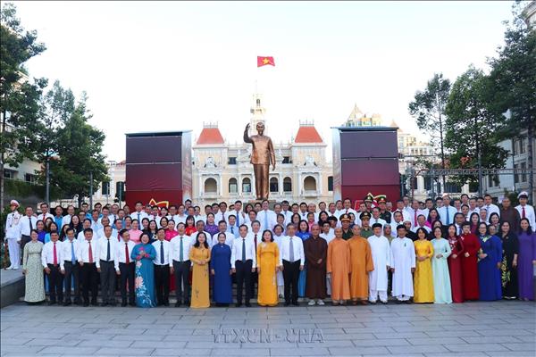 50 năm Thành phố mang tên Bác: Dâng hoa tưởng nhớ Chủ tịch Hồ Chí Minh