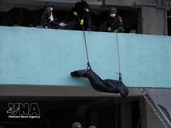 В Венесуэле вьетнамский поисково-спасательный отряд извлёк из-под завалов тела 11 погибших