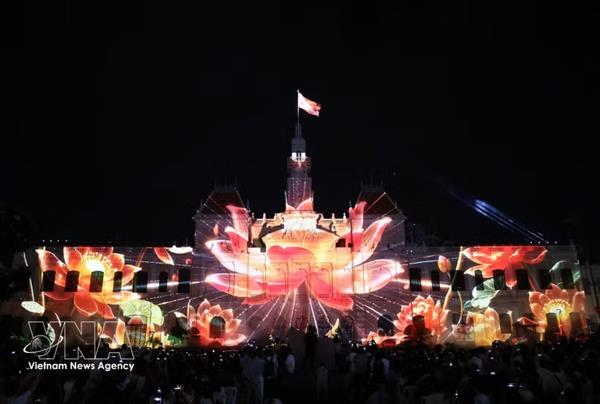 Художественное представление и 3D-mapping-шоу в честь 50-летия присвоения городу имени Президента Хо Ши Мина