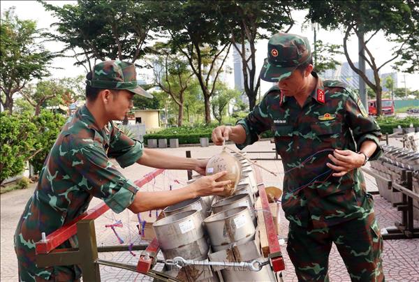 50 năm Thành phố mang tên Bác: Lần đầu trình diễn pháo hoa nước
