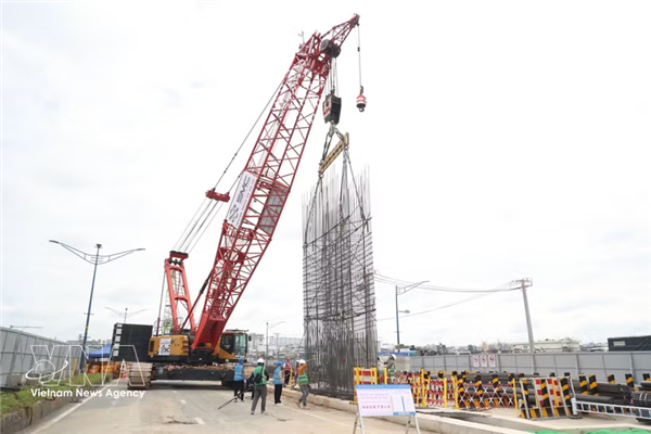 胡志明市地铁2号线的ST10地下站首幅地连墙钢筋笼入槽