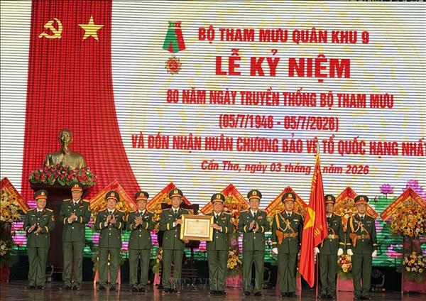 Bộ Tham mưu Quân khu 9 đón nhận Huân chương Bảo vệ Tổ quốc hạng Nhất