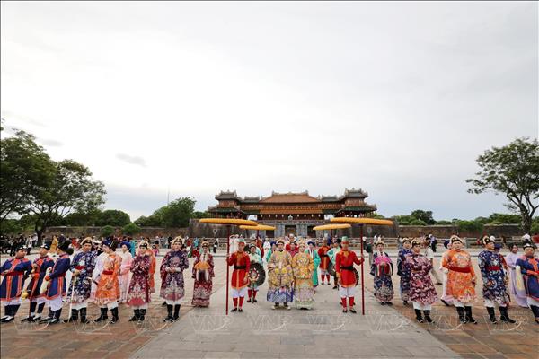 Hoàng cung Huế lộng lẫy với màn quảng diễn Việt Phong hội tụ - Bách hoa bộ hành