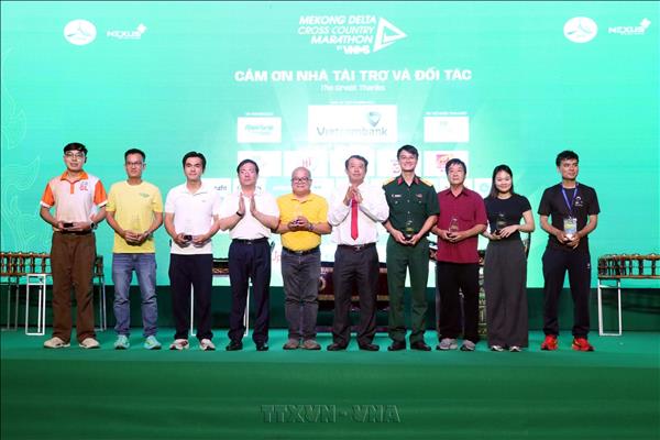 5.000 vận động viên tham gia chạy băng đồng