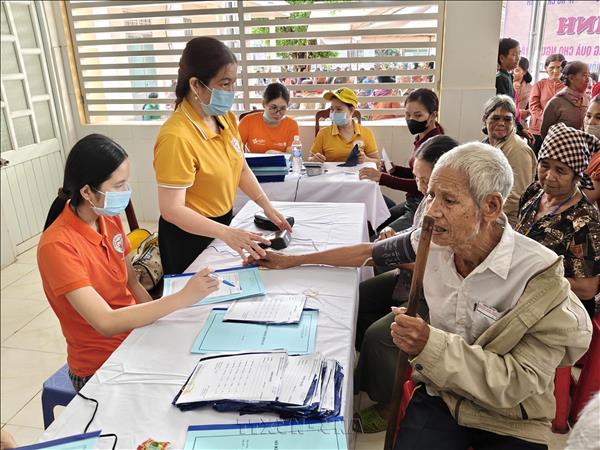 Thăm khám miễn phí, trao quà thiết thực cho đồng bào vùng biên