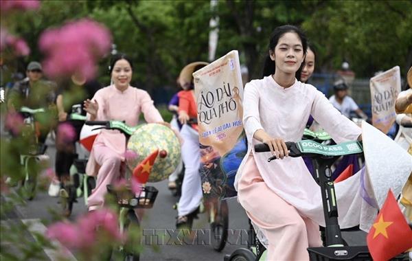 Áo dài tỏa sáng trên đường phố lan tỏa thông điệp bảo vệ môi trường