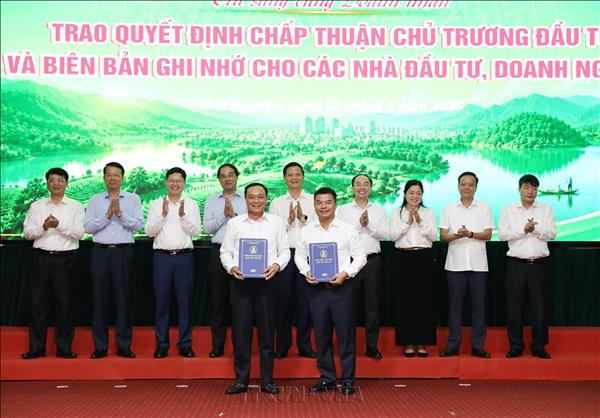 Trao giấy chứng nhận đầu tư các dự án khu vực phía Bắc tỉnh Thái Nguyên