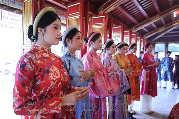 Huế tri ân tiền nhân có công khai sinh quốc phục Áo dài