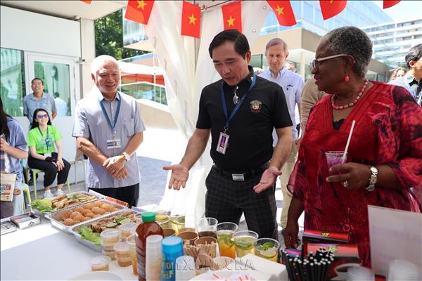 Le stand du Vietnam séduit les visiteurs à lOpen Day 2026 de lOMC
